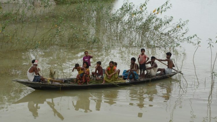 असम में बाढ़ प्रभावित लोग