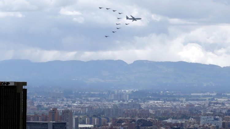 L'aviation colombienne défile dans le ciel de la capitale Bogotà, lors de la Fête de l'Indépendance, le 20 juillet 2020.