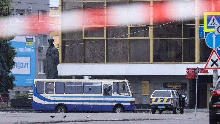 The bus with hostages stay on a road in the Western Ukrainian city of Lutsk