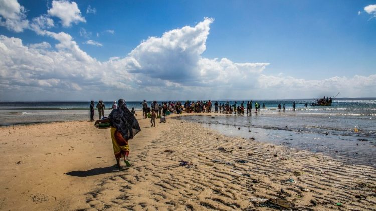 Ilustračná snímka z Mozembiku z júna 2020: Utečenci čakajúci na čln