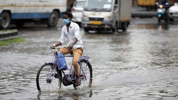 Indie mezi záplavami a koronavirem