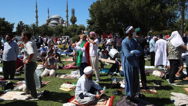Lidé očekávající ceremonii zahajující po 86 letech muslimské modlitby v Hagia Sophia opět přeměněné na mešitu