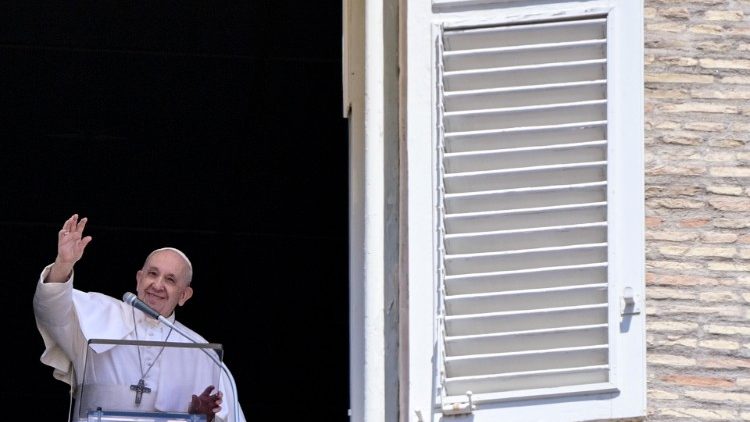 Gruß aus dem Fenster: Papst Franziskus beim Angelus-Gebet