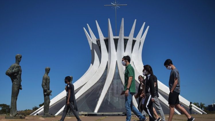 Devant la cathédrale de Brasilia, Brésil, le 26 juillet 2020