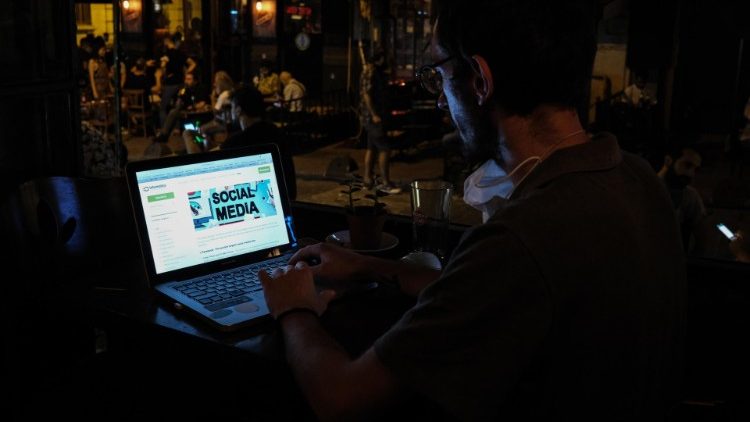 Закон в Турция ще контролира съдържанието в социалните мрежи