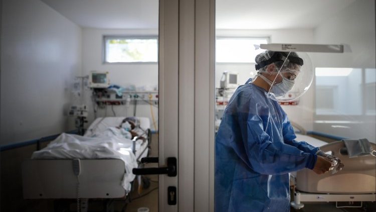 Ein Arzt sieht in einem Krankenhais in Buones Aires nach einem Coronapatienten
