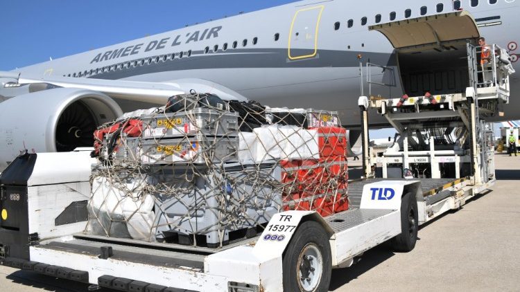 Ajudas e material de resgate sendo embarcados no Aeroporto de Roissy, em Paris