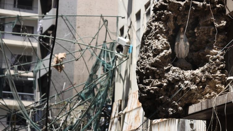 Pequena gruta com imagem de Nossa Senhora ficou intacta à onda de choque provocada pela violenta explosão no porto de Beirute