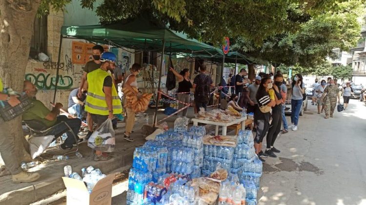 Dobrovoľníci pomáhajúci po tragédii v Bejrúte (6. august 2020)