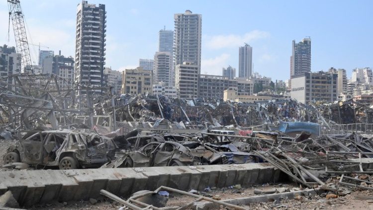 लेबनान में भारी विस्फोट के बाद का दृश्य