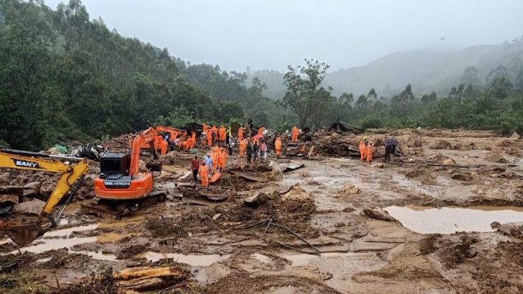 केरल के इडकी जिले में बारिश से हुए भूस्खलन में राहत कार्य जारी
