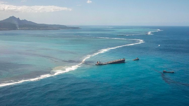 Fuoriuscita di petrolio nelle acque di Mauritius lungo la barriera corallina