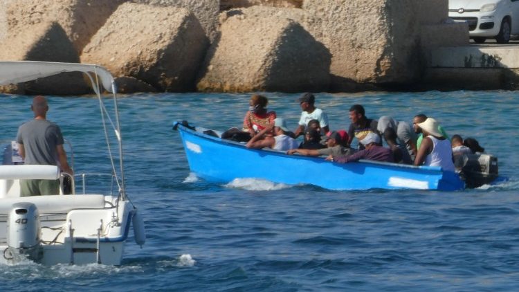 Migranti přijíždějící na italský ostrov Lampedusa
