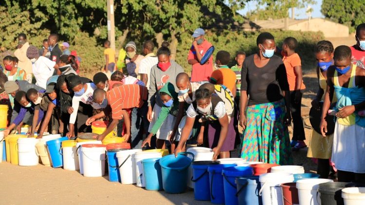 À toutes les difficultés éprouvées par le pays vient s'ajouter une crise de l'eau à Harare.
