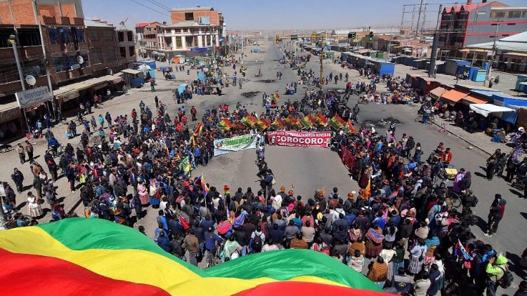 Des manifestants protestant contre le report des élections, à El Alto, le 12 août.