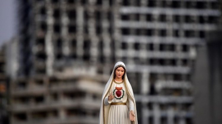 Na Solenidade da Assunção, cristãos libaneses participaram de uma procissão pelas ruas da capital libanesa com uma imagem da Virgem Maria