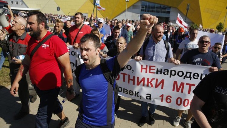 Arbeiter einer Traktorfabrik in Minsk nehmen an einem landesweiten Streik gegen die Manipulierung der Wahlergebnisse teil - Aufnahme von diesem Montag