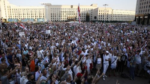 Belarus. "Não estamos sozinhos": as lágrimas do povo ao apelo do Papa