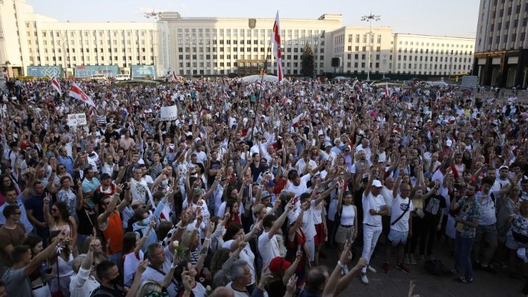 Manifestações de protestos diante dos palácios do poder em Minsk, na Belarus