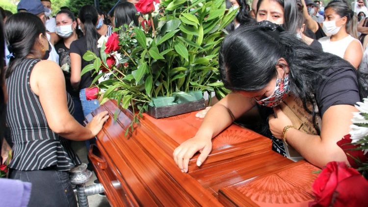 V zadnjih mesecih se je v nekaterih predelih Kolumbije nasilje ponovno povečalo.  Pogreb ene izmed žrtev.