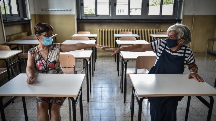 Проверка на дистанцията в класните стаи, Милано, 18 август 2020