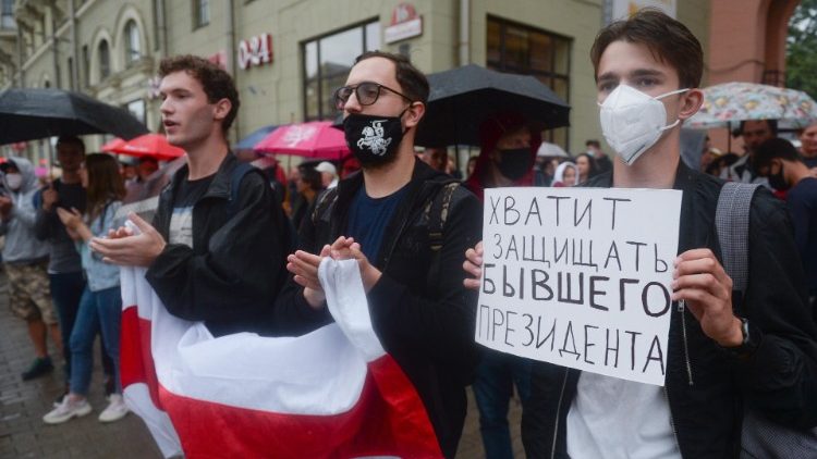  Protestuotojai prie Baltarusijos Vidaus reikalų ministerijos 