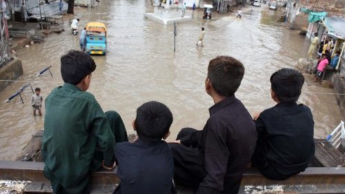 Mesmo com escritório invadido pelas águas, Caritas Paquistão segue ajudando necessitados