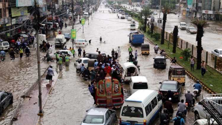 Poplavljene ceste v Karačiju. Pakistan je peta država na svetu, ki je bila med letoma 1999 in 2018 najbolj prizadeta zaradi posledic podnebnih sprememb