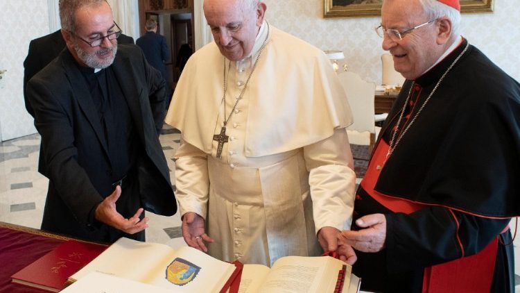 Kardinal Gualtiero Bassetti (rechts) stellt dem Papst die überarbeitete Version des Messbuchs vor