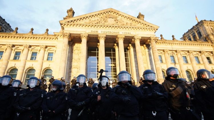 Policiais anti-motim protegem o prédio do Reichtag em Belim