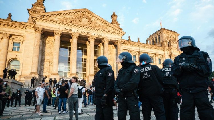 Police et manifestants devant le Reichstag, siège du Parlement allemand, le Bundestag, à Berlin, le 29 août 2020