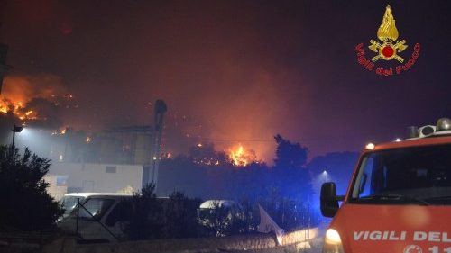 Incendio ad Altofonte, 400 evacuati. Solidarietà dall’arcivescovo di Monreale