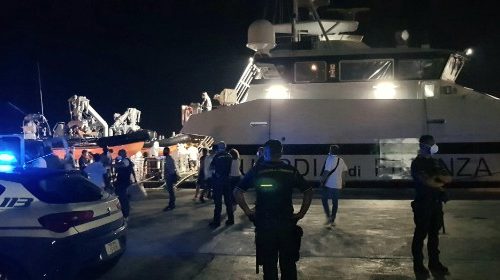 Migranti: tensione a Lampedusa, si lavora per svuotare l'hotspot