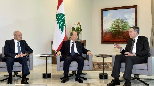 A Mustapha Adib l'incarico per un nuovo governo in Libano