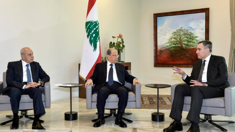 A destra, il primo ministro designato Mustafa Adib