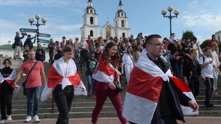 Protestuotojai Minske prie katedros