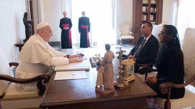El Papa Francisco junto al Sr. Alessandro Mancini y la Sra.Grazia Zafferani.