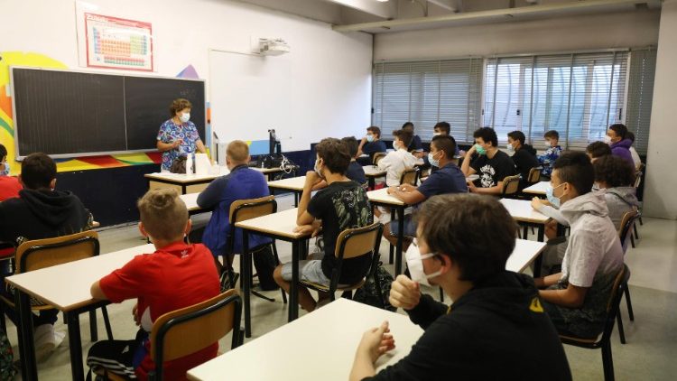 Ученици в класна стая във време на пандемия