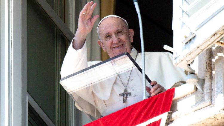 Le Pape saluant la foule des pèlerins Place Saint Pierre