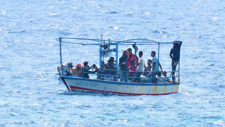 移民を乗せた船　2020年9月9日　イタリア・ランペドゥーサ島沖