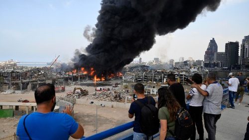 Incendie gigantesque dans le port de Beyrouth