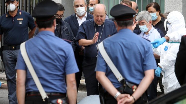 L'évêque de Côme, Mgr Oscar Cantoni, bénit le cercueil de don Roberto Malgesini, assassiné dans la matinée du mardi 15 septembre 2020.