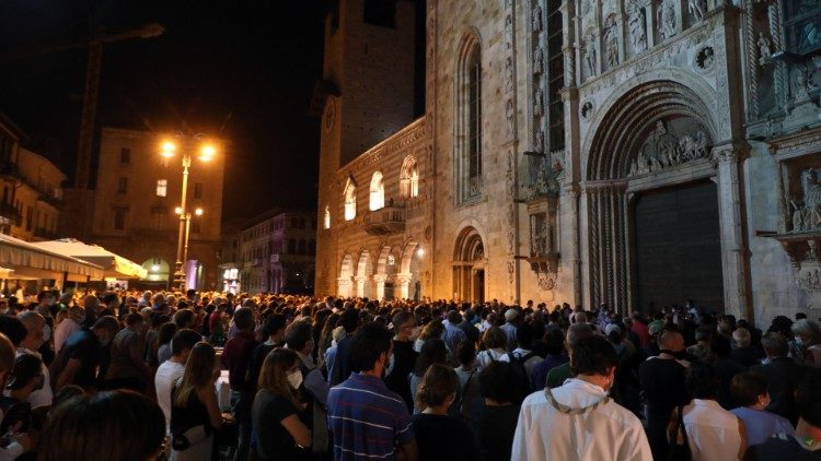 Crowd participating in Fr Molgesini's wake outside of the Cathedral of Como