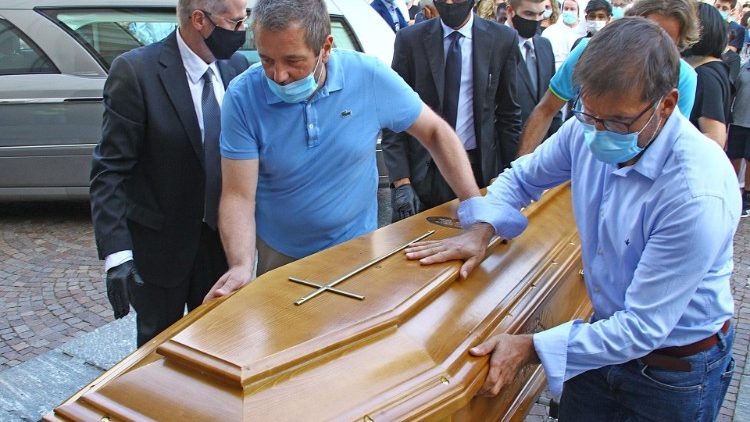 Prete ucciso: centinaia di fedeli al funerale in Valtellina