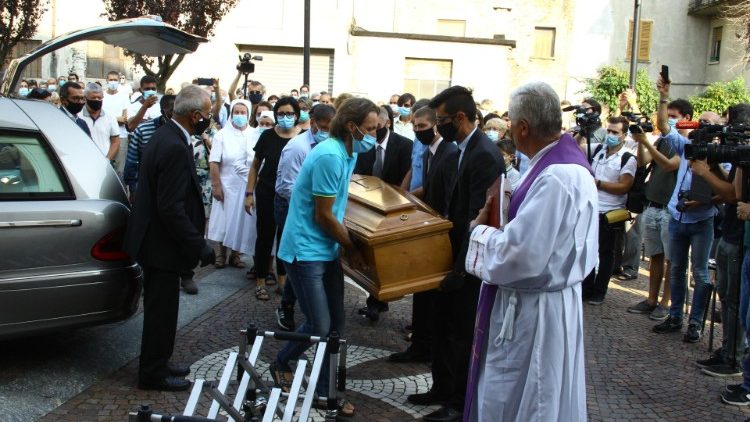 ZahlreicheGläubige nahmen von dem ermordeten Priester Roberto Malgesini Abschied, hier beim Begräbnis in dessen Heimatpfarrei Sant'Ambrogio in Rogoledo (Sondrio) am 18.9.2020