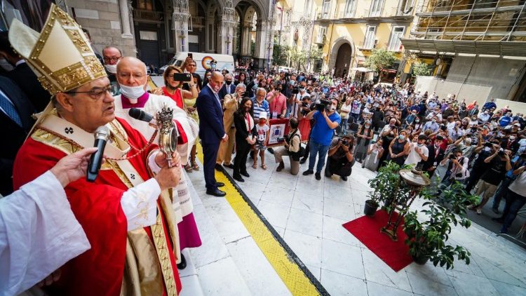 Le cardinal Crescenzio Sepe, archevêque de Naples, présente samedi 19 septembre 2020 l'ampoule de verre aux fidèles sur le parvis de la cathédrale Notre-Dame-de-l'Assomption, siège du diocèse. 