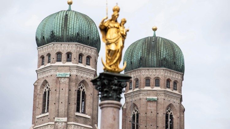 Frau auf dem Sockel: Mariensäule in München, dahinter die Türme der Frauenkirche 