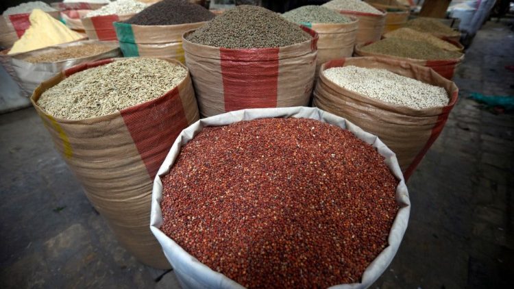 Augmentation des prix des denrées alimentaires au Yémen, en raison des pénuries de pétrole. Des épices au marché du centre historique de Sanaa, le 24 septembre 2020.