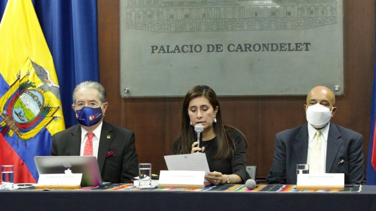 Johana Pesantez, junto con el Ministro de Salud, Juan Carlos Zevallos y el viceministro de Salud, Javier Solórzano