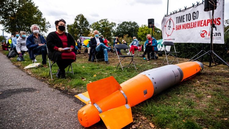 नीदरलैंड में परमाणु हथियारों पर प्रतिबंध लगाने के लिए प्रदर्शन